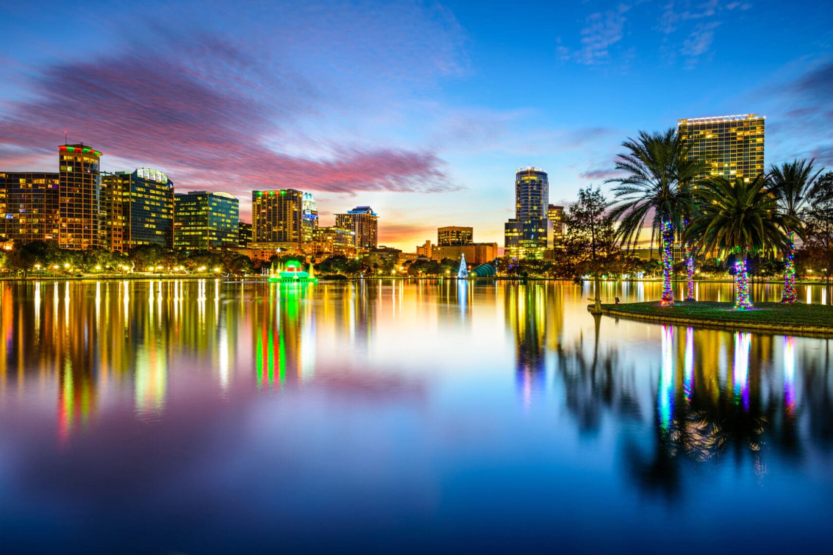 Orlando,,Florida,,Usa,Downtown,City,Skyline,On,Eola,Lake.